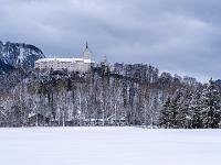 Schloß Hohenaschau in winterlicher Landschaft